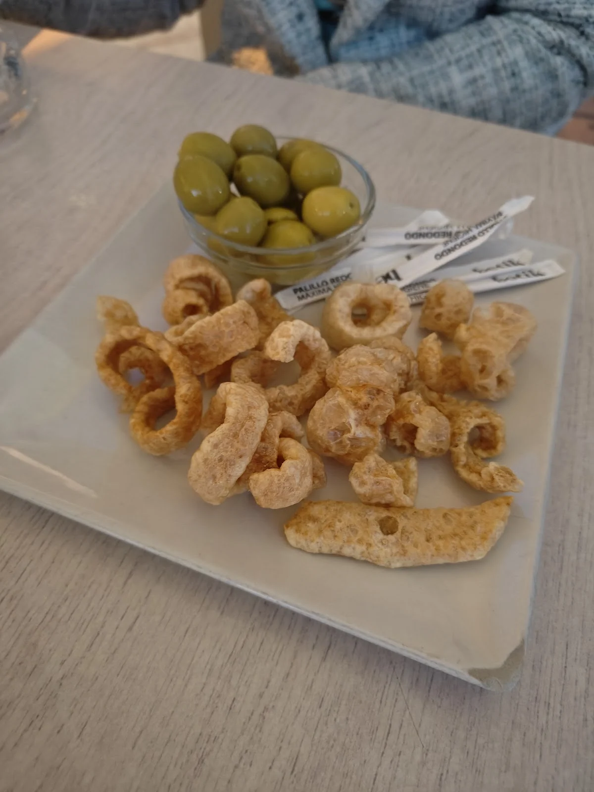 Plato de aceitunas y cortezas
