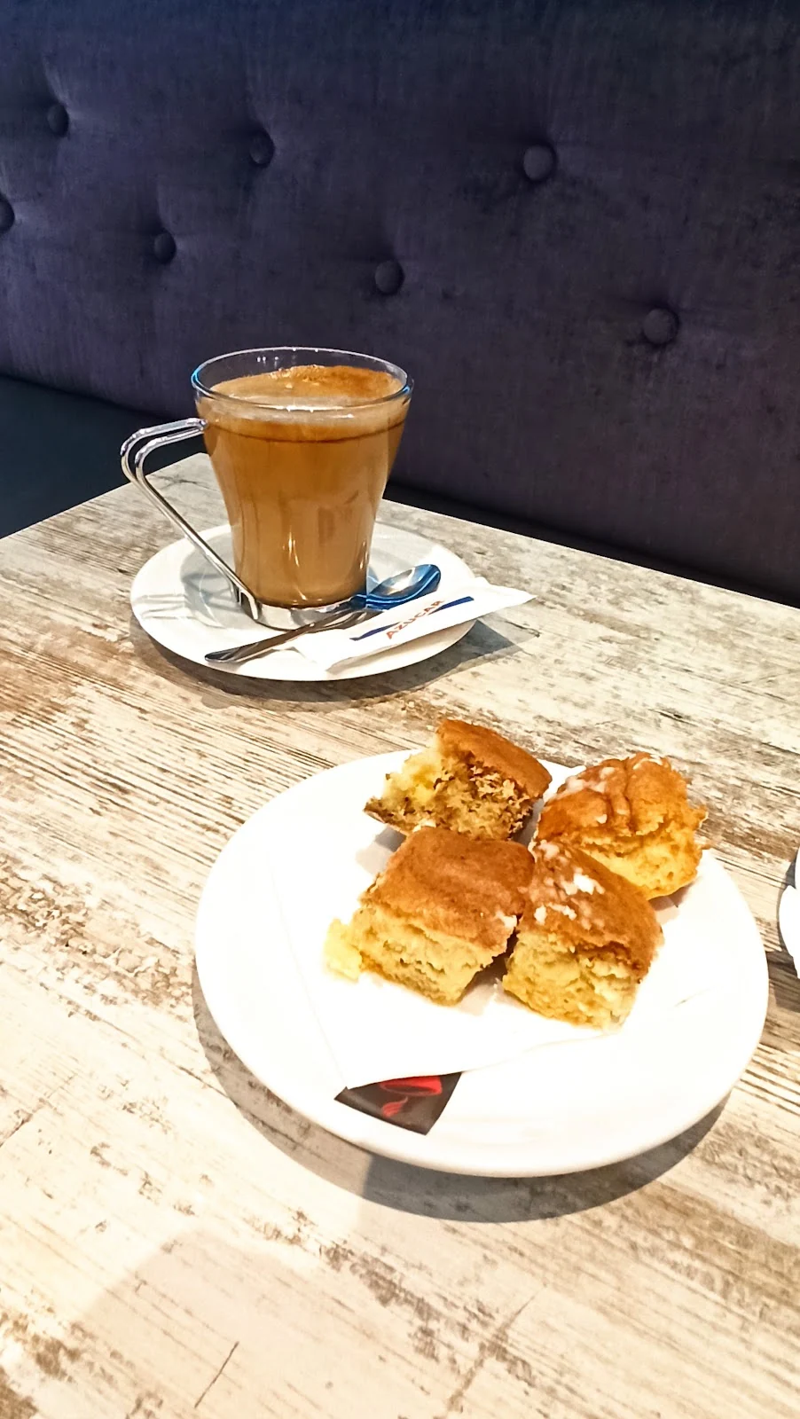 Café con leche y pincho dulce