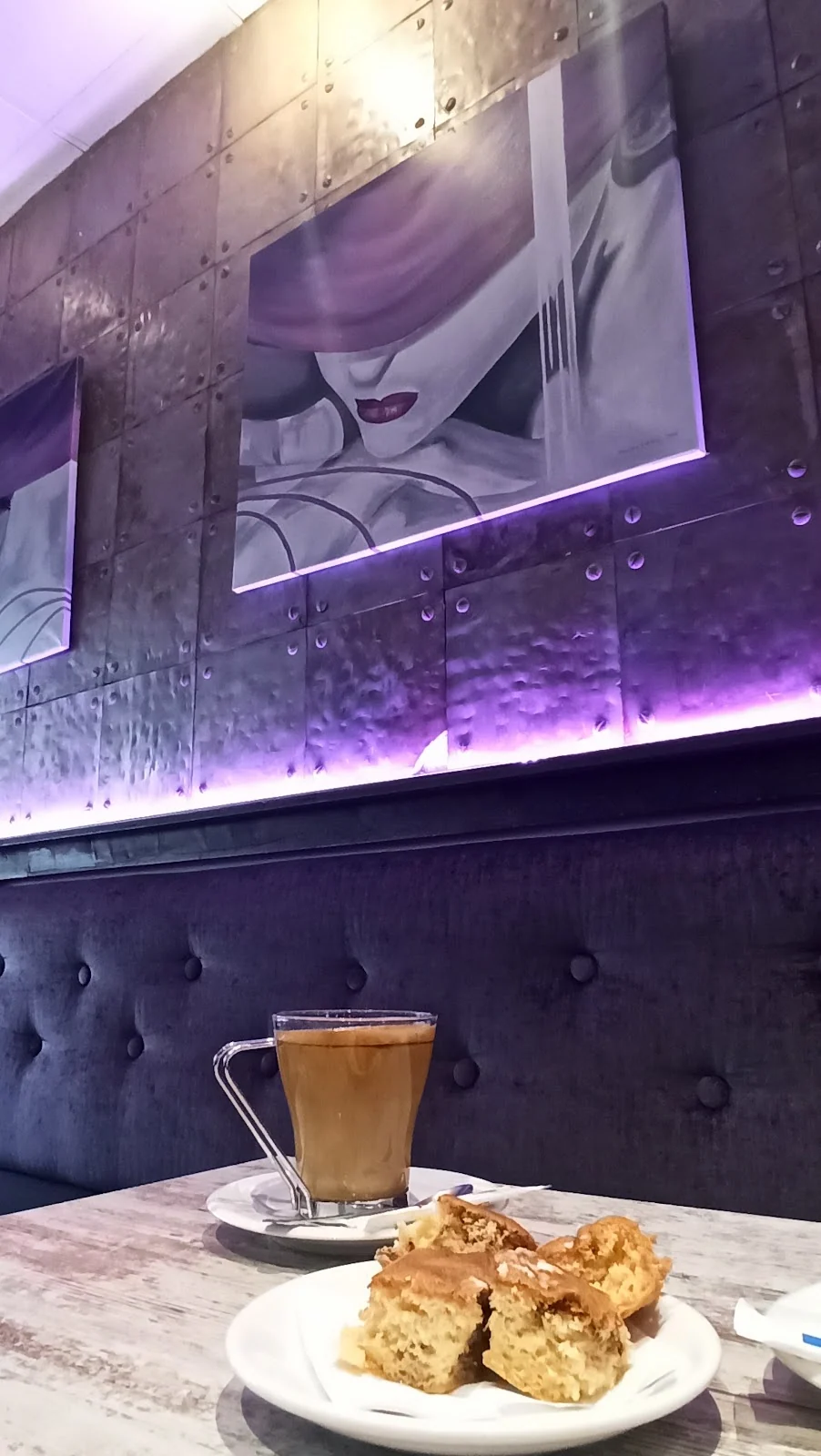 Café con leche con su pincho al lado
