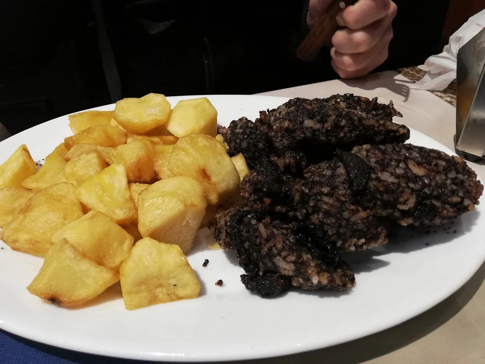 Patatas fritas con morcilla