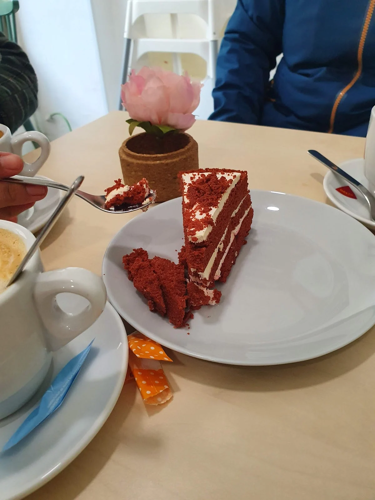 Porción de tarta red velvet con café