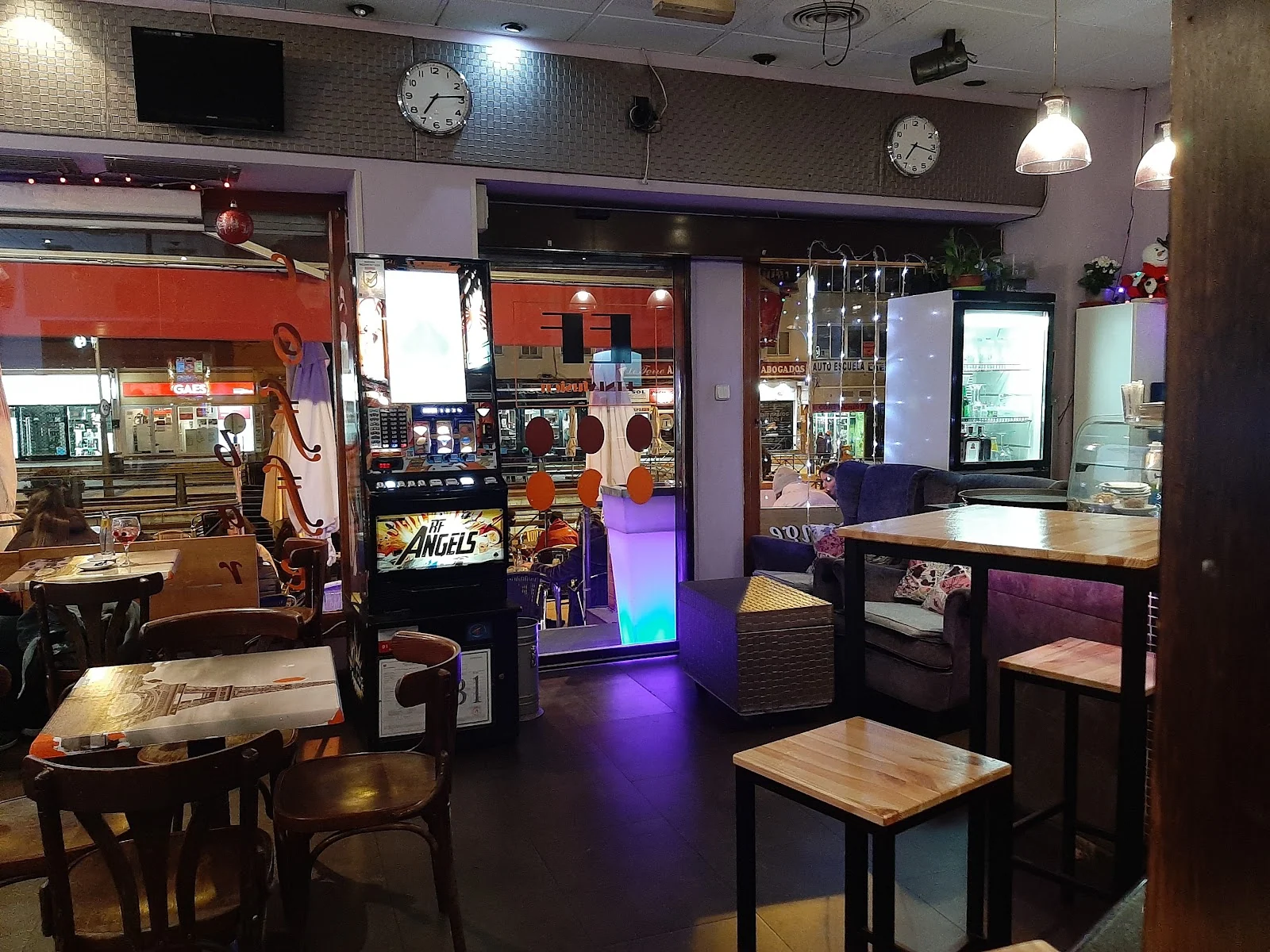 El salón de Etnia Fusion, con su iluminación de colores