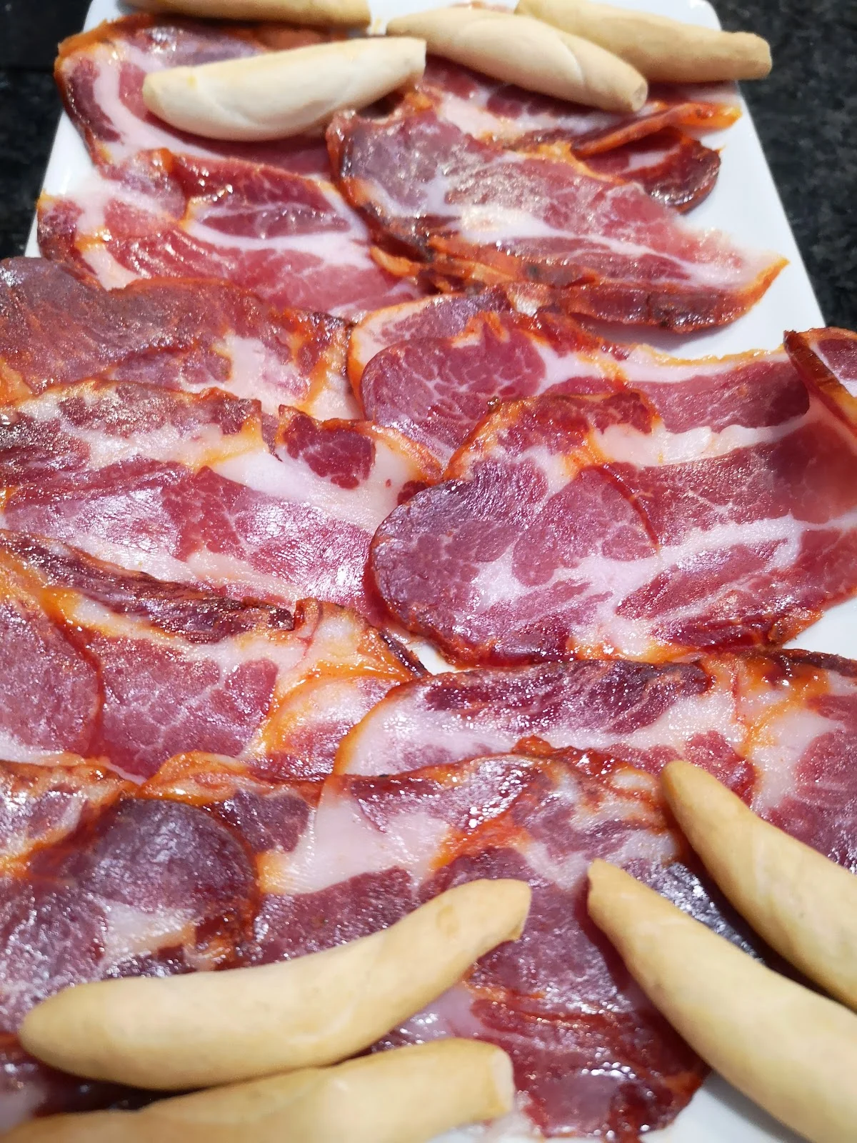 Tabla de embutido ibérico con picos