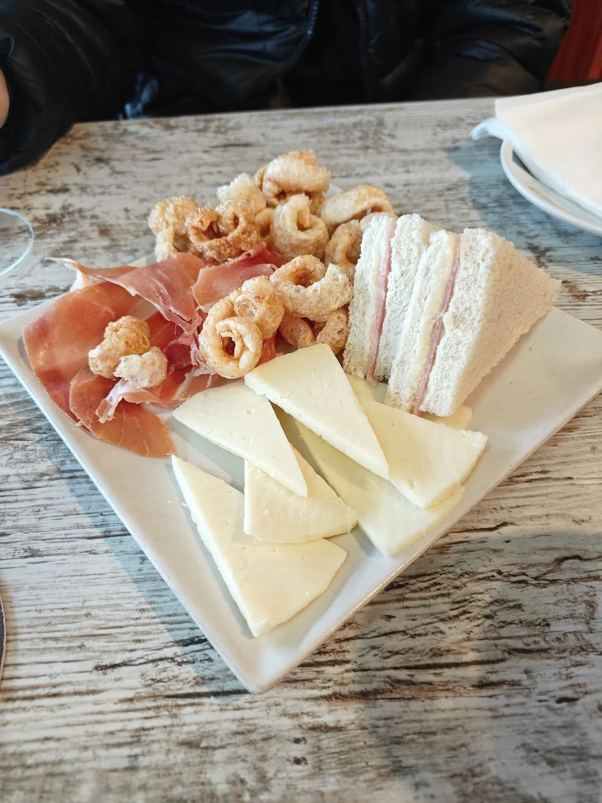 Tabla con queso, calamares y sándwich mixto