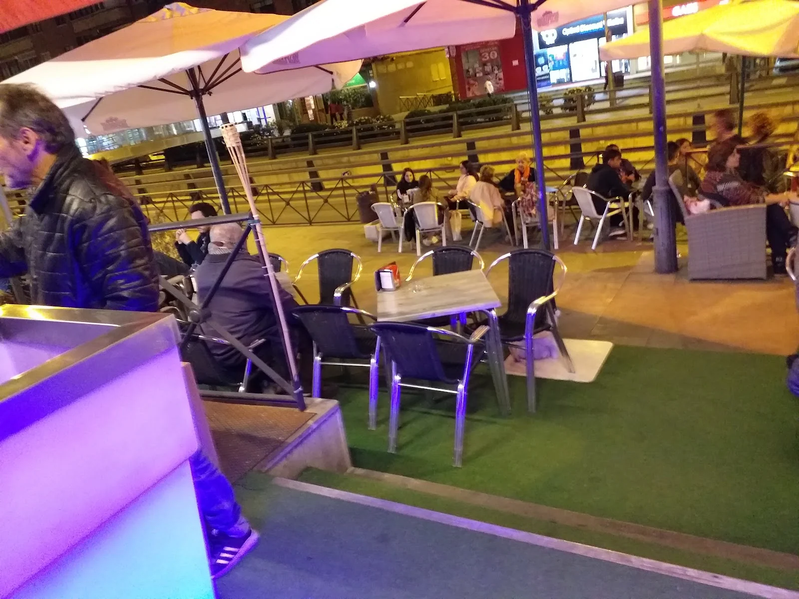 La terraza de Etnia Fusion de noche, con las luces de colores