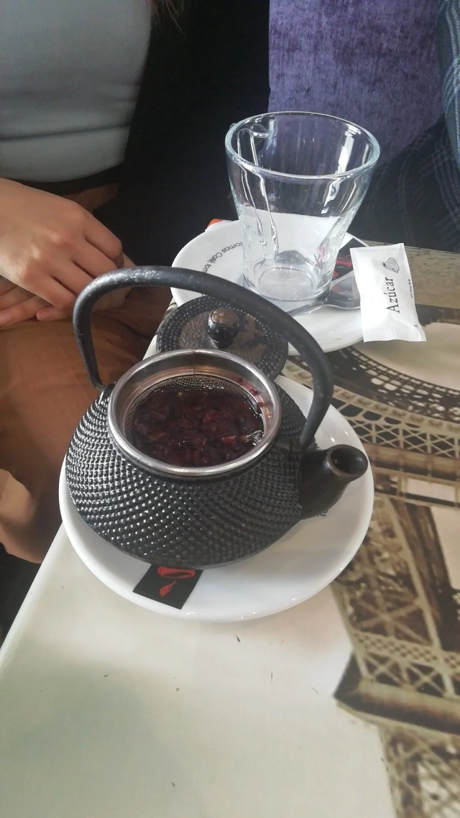 Tetera de hierro con té