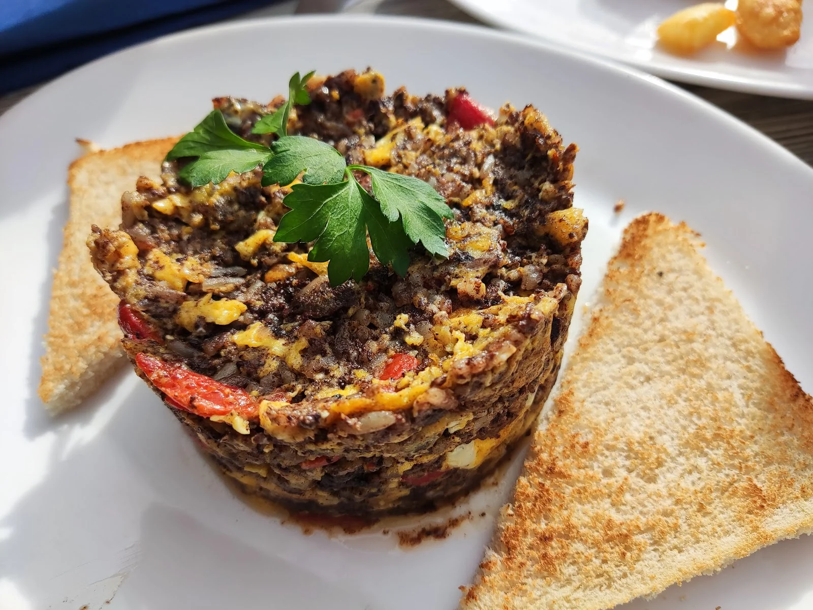 Tosta con verduras sobre pan