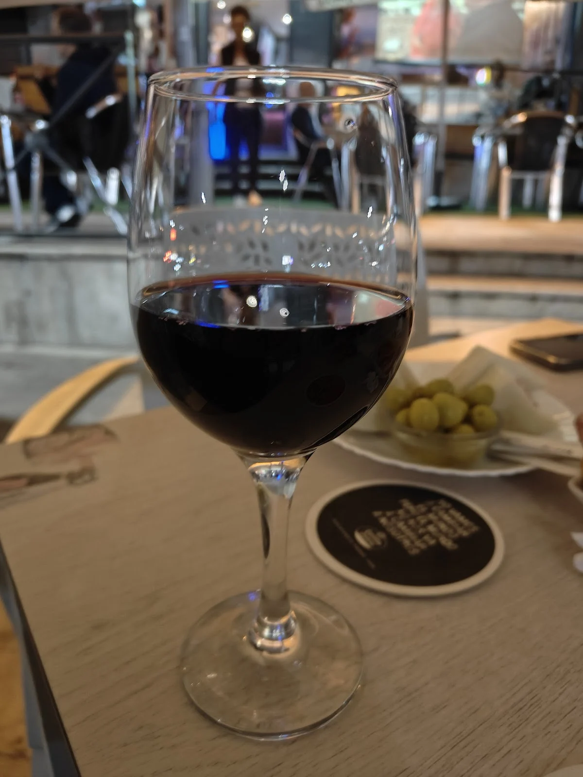 Copa de vino tinto con aceitunas